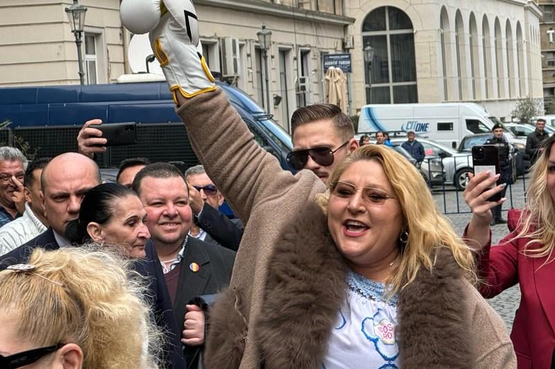 ダイアナ・シェシャカは大統領に応募するためにボクシンググローブで電球に来ました：「私はシステムと戦うために来ました」
