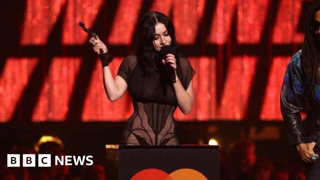 Charli XCXが最高のアーティストとソングオブザイヤーをスイープするにつれて、ブリットアワードはブラットになります