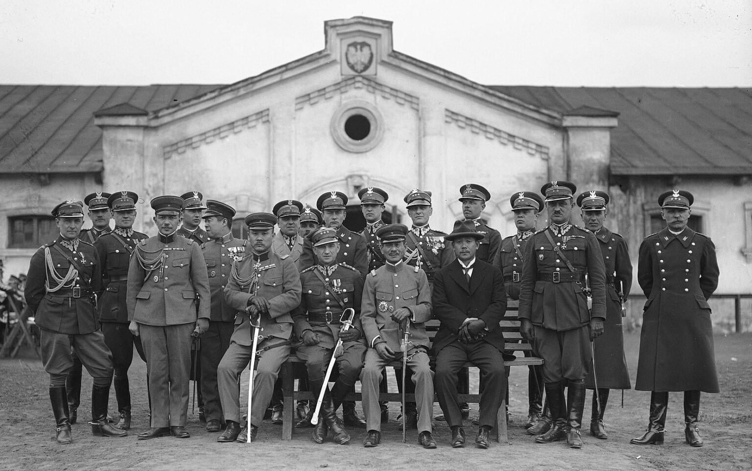 1929年、ワルシャワのポーランド軍と日本の軍将校