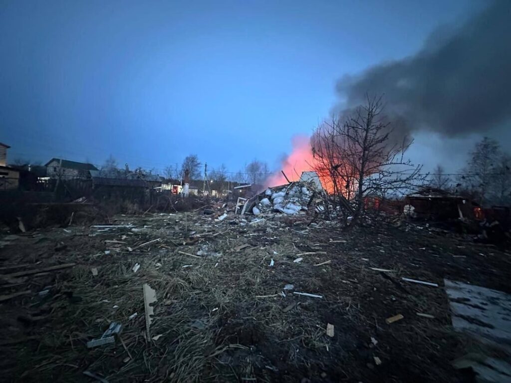 モスクワのドローン攻撃の余波：知事は、1人が死亡し、3人が負傷し、7人のアパートが損傷し、12人が避難したと報告しています。