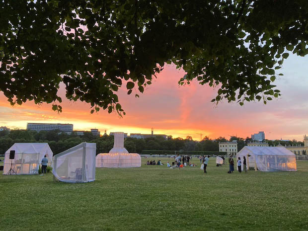 栗林隆 〈元気炉〉2022年 (〈蚊帳の外〉ドクメンタ15、ドイツ・カッセル)より Photo:Rai Shizuno