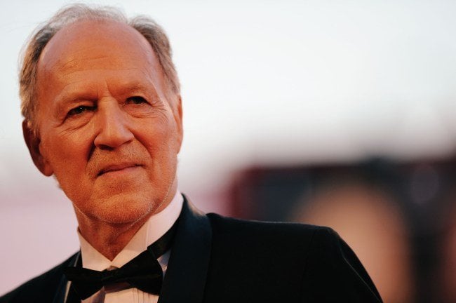 Werner Herzogは、意欲的な映画製作者が「セックスクラブ」と「亡命」で働くことを奨励して、最初の映画に資金を提供することを奨励しています
