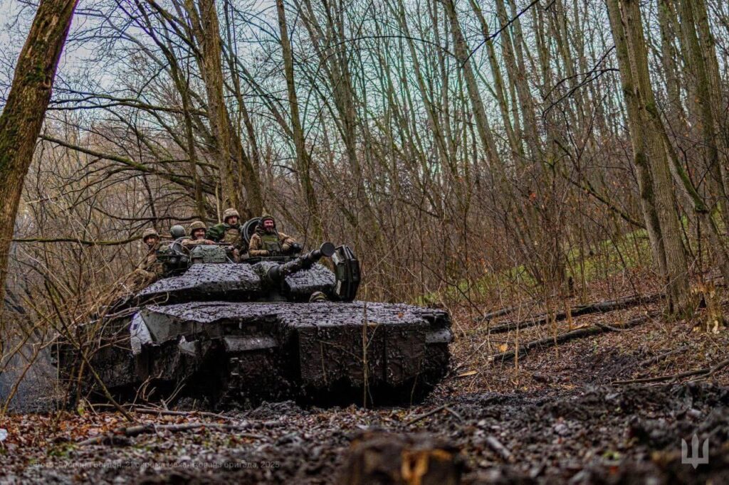 スウェーデンのCV -90歩兵戦闘車両（IFV）は、ウクライナ軍の21番目の機械化旅団から、その上に乗っている兵士が乗っています。