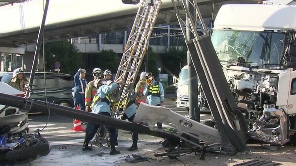 大型トラックがバイクに、はずみでバイクは車に衝突…街路灯も傾き部品散乱 バイク運転手が重傷 東京・江東区