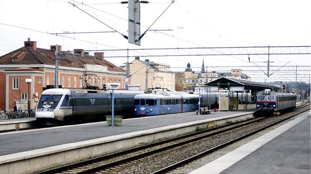 1997年にEskilstuna Central Stationの3世代のSJ列車。