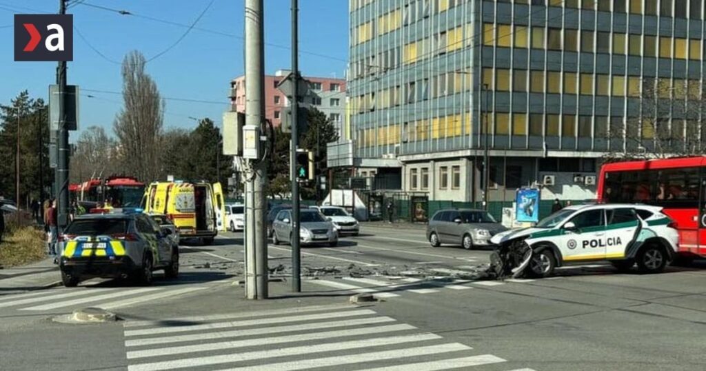 警察：ドライバーの訓練、警察はブラチスラバの交差点での事故のせいに応じた