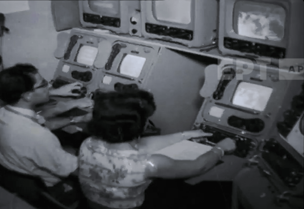 1957年10月、キプロスで開催された最初のテレビ放送のシーン