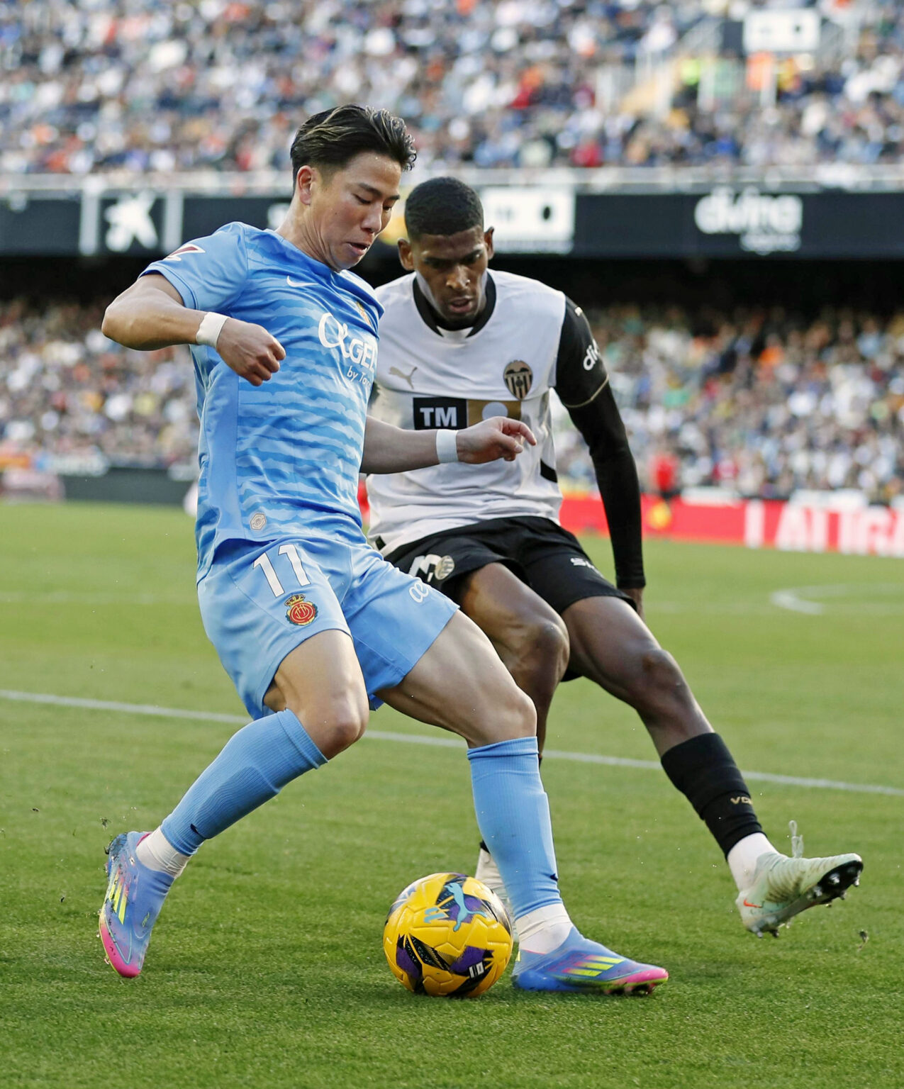 エスパニョール戦の前半、競り合うマジョルカの浅野（中央）＝パルマデマジョルカ（共同）