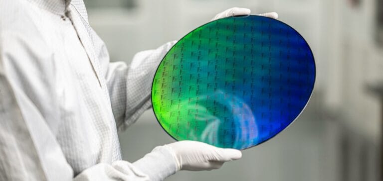 量子コンピューティングのスタートアップ企業が既に数百万個の光駆動チップを製造していると発表 | XenoSpectrum