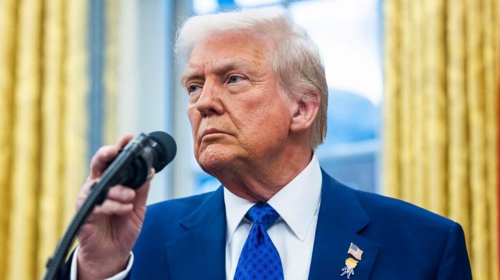 トランプは、プーチンがウクライナの話し合いにカードを持っていないと言いますが、彼は金曜日まで