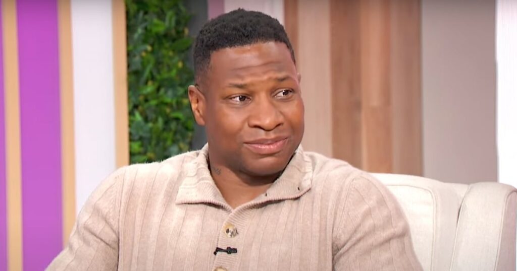 ジョナサン・メジャーは「あなたは私を絞め殺した」というテープに立ち向かいました