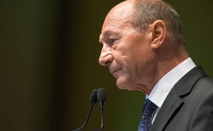 Basescu：トランプがロシア人によって採掘されるようにウクライナ人を去ると、彼は何百万人もの死者を持つでしょう