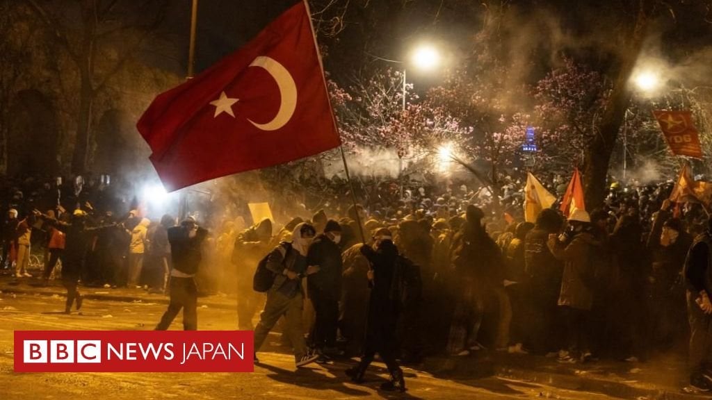 トルコ政府がイスタンブール市長拘束 続く抗議を大統領は非難