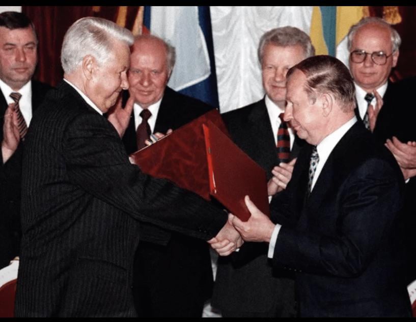 トランプは、1996年にゼレンスキーに「あなたはカードを持っていない」と言った。ウクライナは核兵器をロシアに引き渡した。ヨーロッパとカナダが「停戦」を受け入れる前にこれを覚えていますか
