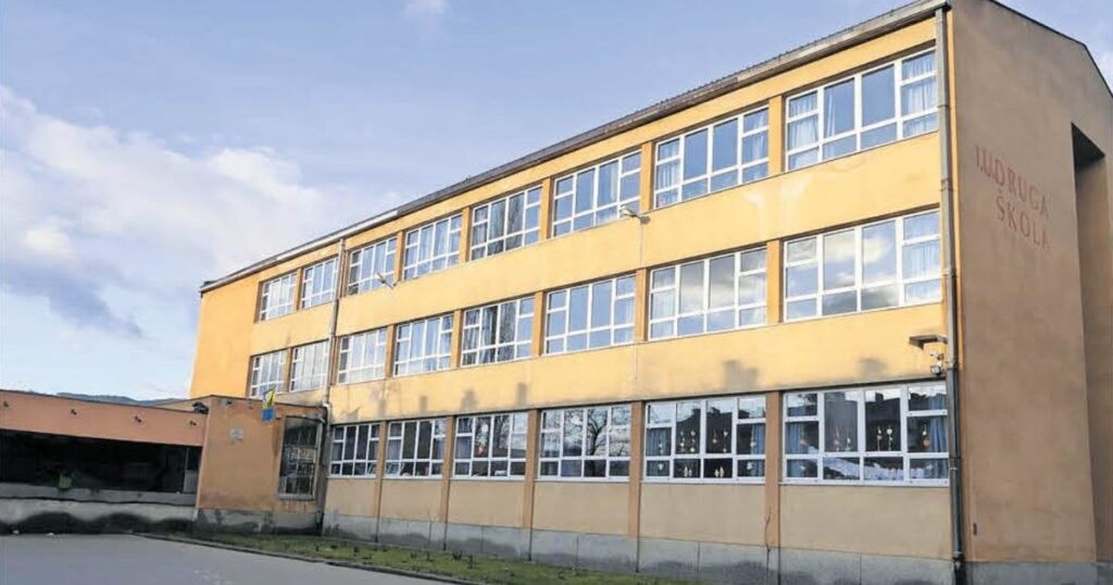 ピアは、カトリックの特徴のために、そして彼が達成していないため、クロアチア国籍の10歳の学生に嫌がらせをしました
