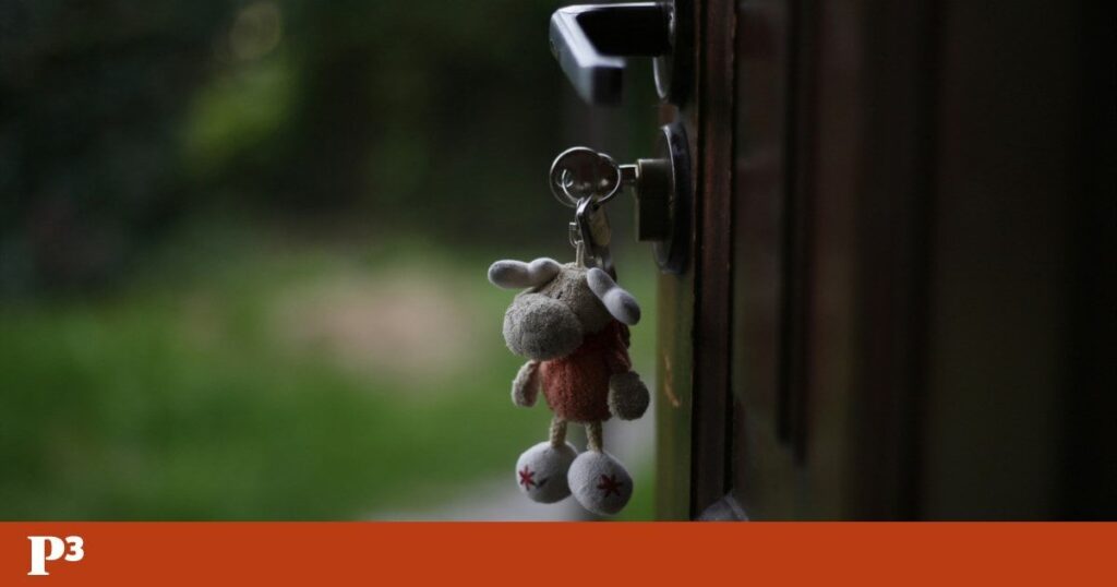 遅延独立：住宅と若いポルトガル語への心理的影響