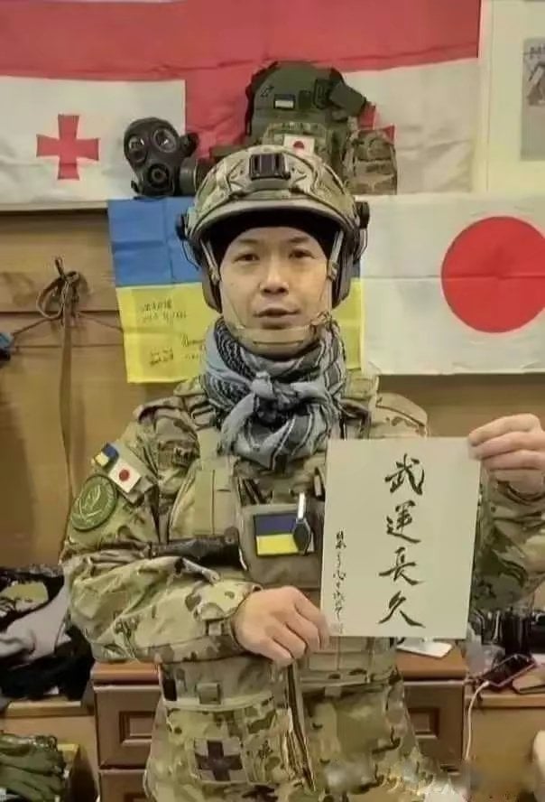 【陰謀論・エンターテイメント】(2023年)8月5日、退役した自衛隊員132名がウクライナを訪れ、ホンリマンの廃墟ホテルに宿泊した。彼らは「国家の威信」を示すため、ホテルのロビーに旭日旗を何枚も掲げたが…これは致命的なミスだった！ウクライナ全土に展開していた KGB は、すぐにこの重要標的のグループを発見しました。