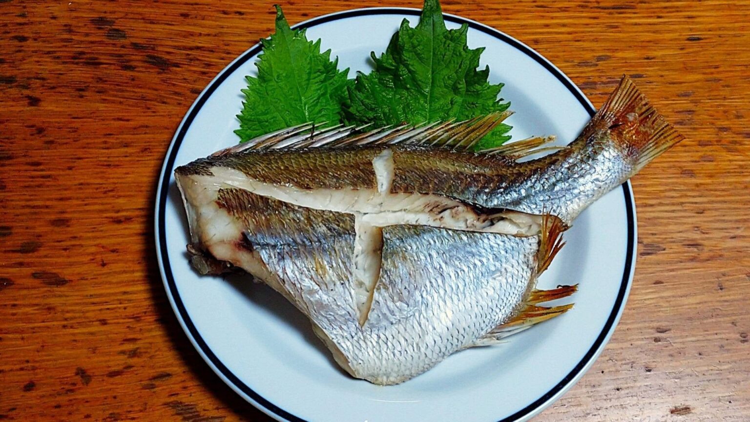 「焼いた魚がパサパサ」←「何が悪いの？」料理人の回答に…『もっと早く知りたかった！』…なんか、イラスト見ると瓶の底から塩振ってんだけどハンドパワー使ってんの？マリックなの？