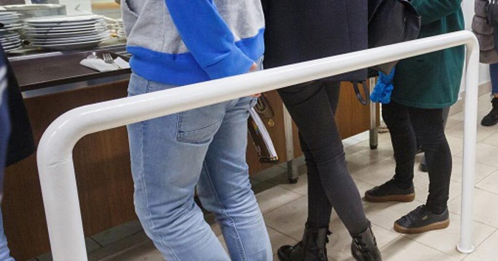 約15人の学生が、メンザ、警察、衛生主義者でボログネスを食べた後、伝染性になりました