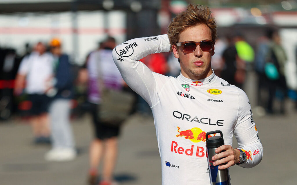 スプリント予選を前にピットレーンを歩くリアム・ローソン（レッドブル・レーシング）、2025年3月21日(金) F1中国GP（上海インターナショナル・サーキット）