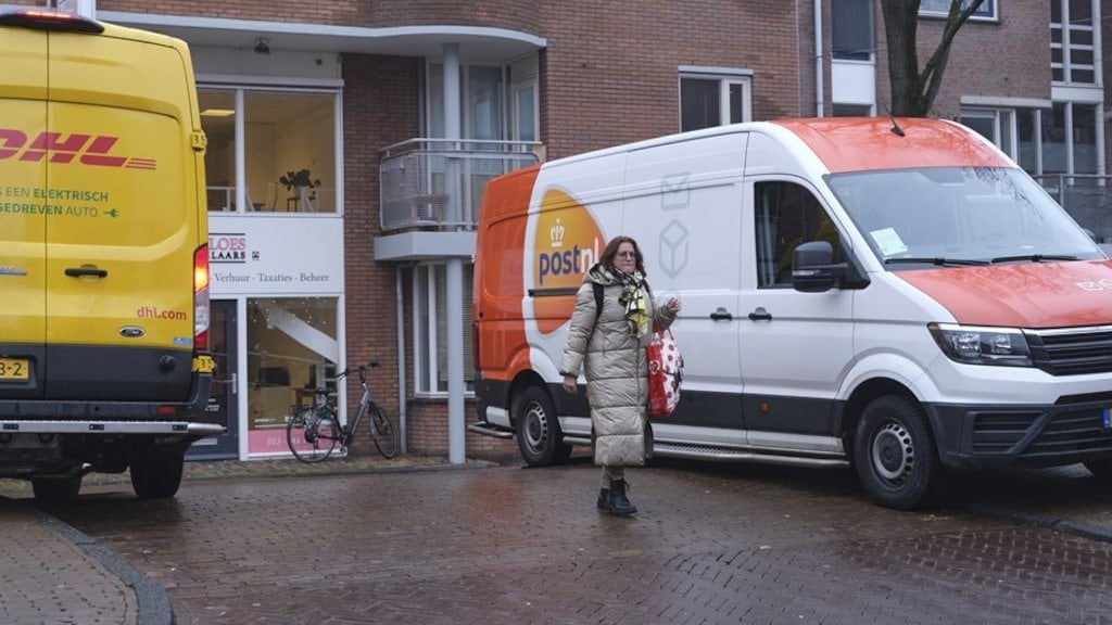 DHLは歩道に駐車することを許可されていません、postnlは次のとおりです。