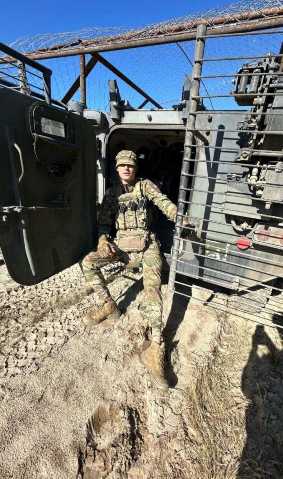 ウクライナ軍からのイタリアのVBLプーマライトホイール付き装甲戦闘車両（AFV）の後ろに座っているウクライナの兵士。