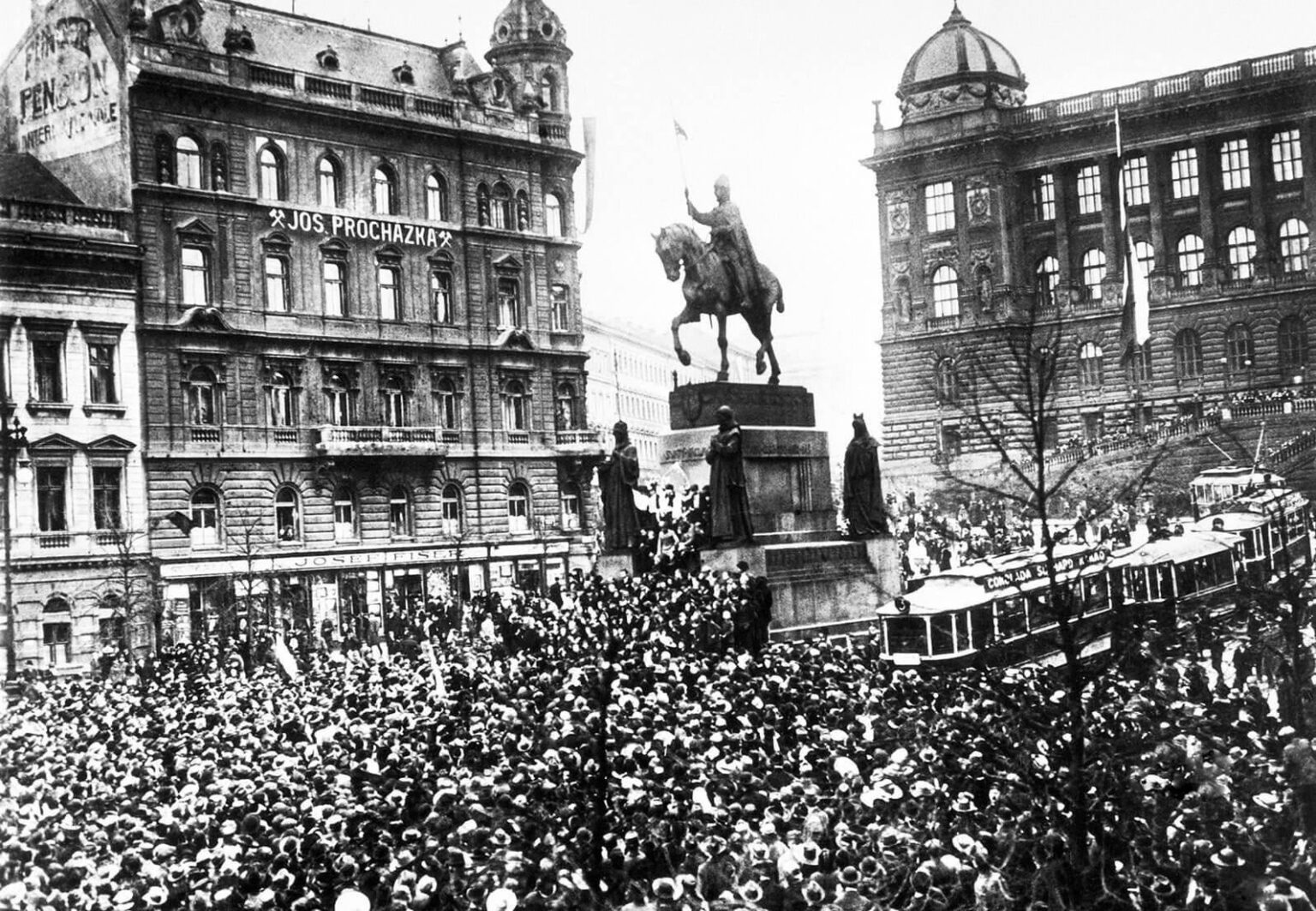 1918年10月、チェコスロバキア国民評議会がチェコスロバキアの独立を発表した後、プラハのヴァンサス広場でのお祝い