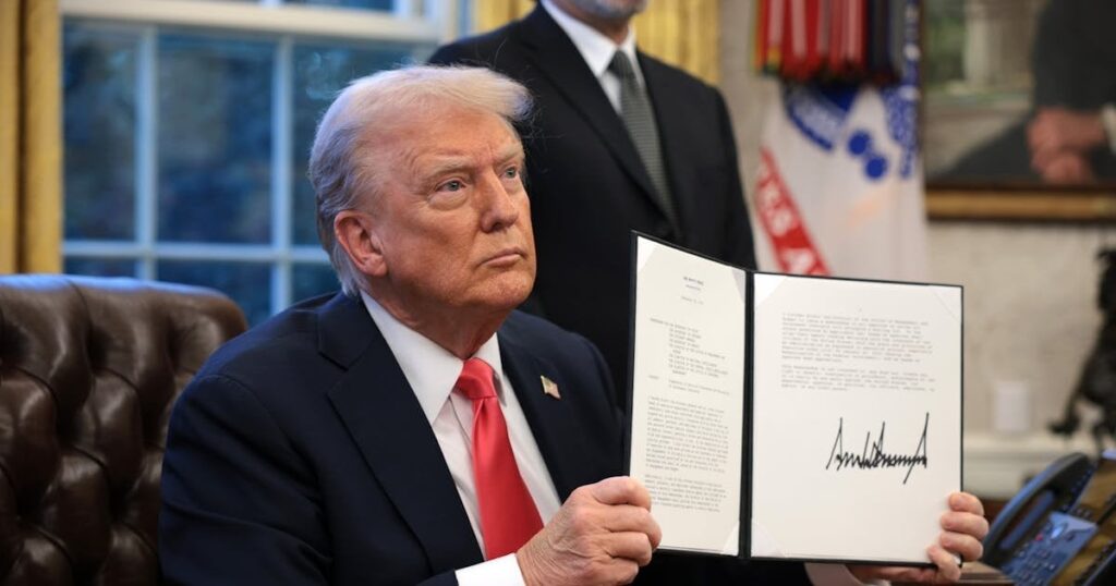 民主党は最終的に選挙を管理しようとしたことでトランプを訴えた