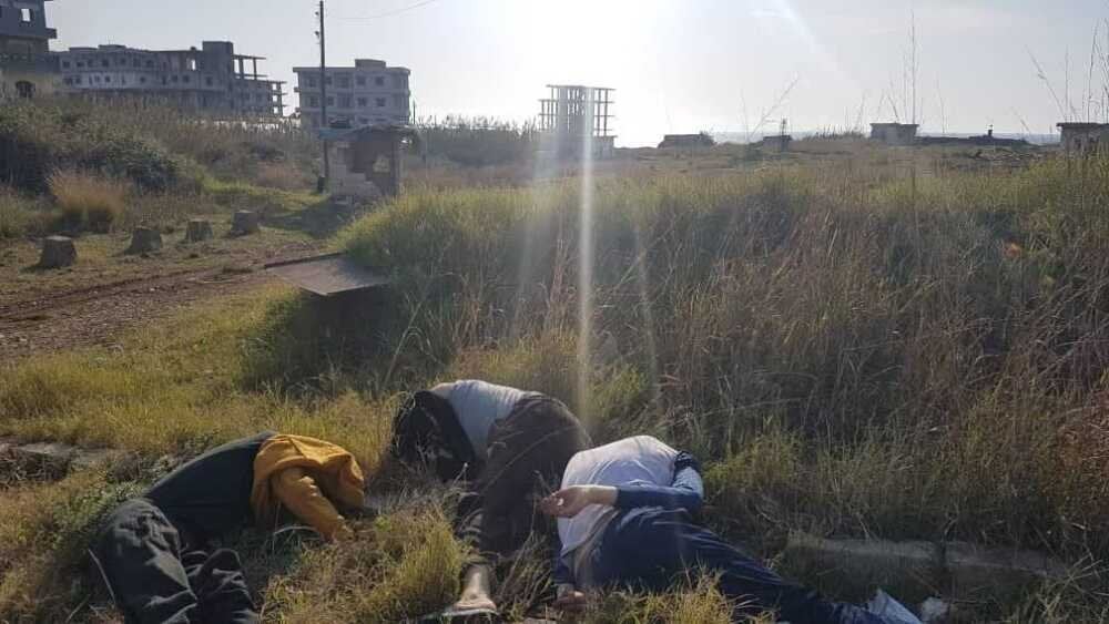 「助けてください。私たちは自宅で死を待っています」とシリアからの絶望的なアラブは書いています。家族全員が血の中にあります。人々は森の中に隠れています。