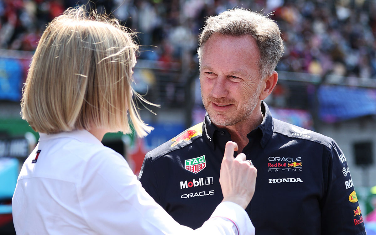 F1アカデミー第1戦レース1中に言葉を交わすスージー・ウルフ（F1アカデミー代表）とクリスチャン・ホーナー（レッドブル・レーシング代表）、2025年3月22日(土) F1アカデミー第1戦 レース1（上海インターナショナル・サーキット）
