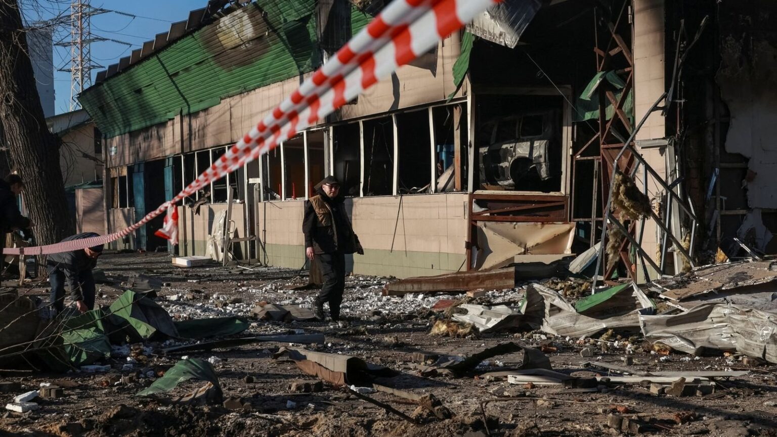 ロシアは、ウクライナの町での致命的なストライキの後、トランプ警告を無視したように見えます