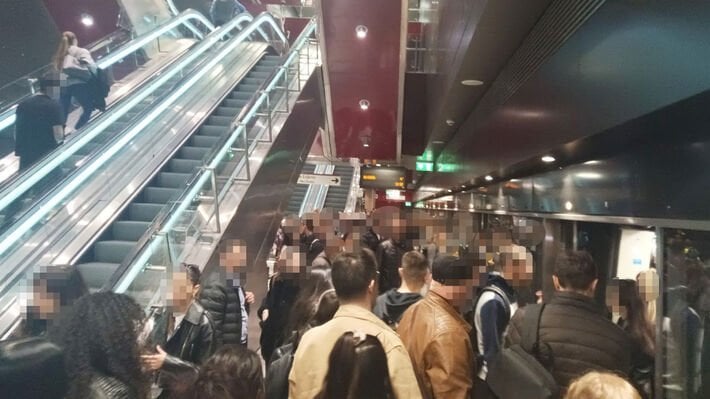 苦しみと群衆の別の日は「メトロ」の乗客を生きています