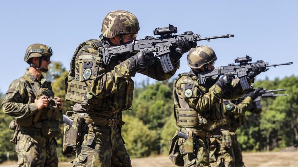 800人の高校生が夏4週間の軍事演習に興味があります - そのような形の戦争はあなたに受け入れられるでしょうか？