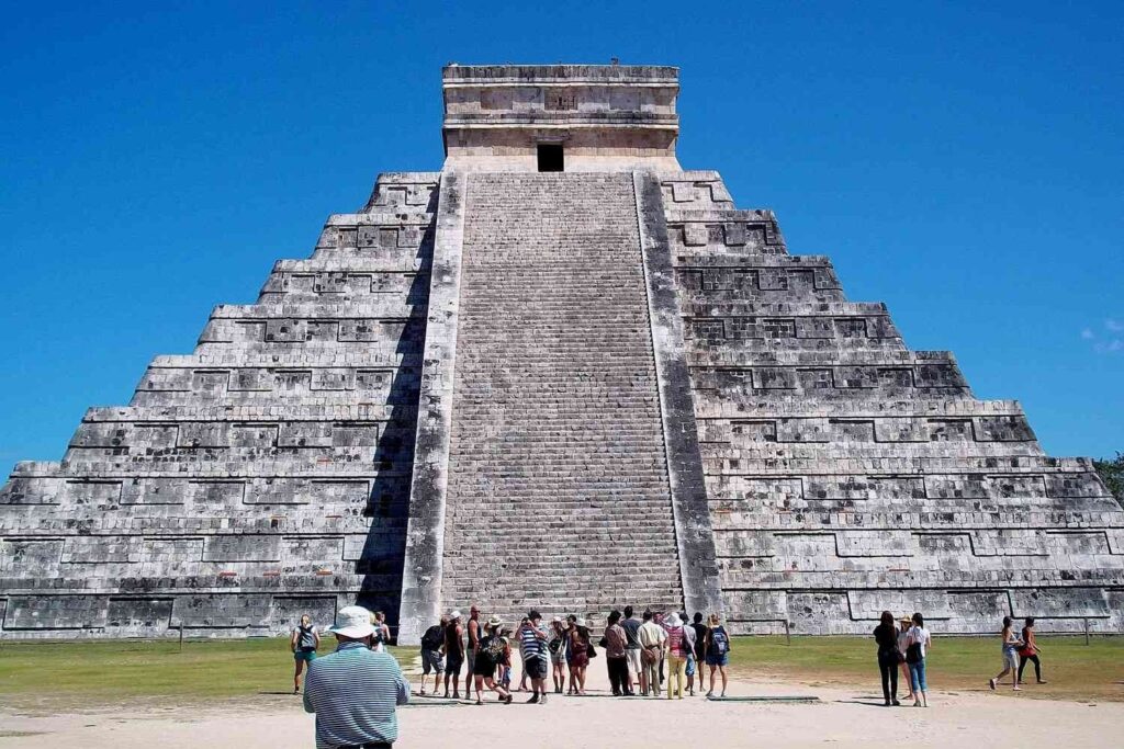 メキシコの禁じられたマヤ寺院に登った後、地元の人々に攻撃された観光客