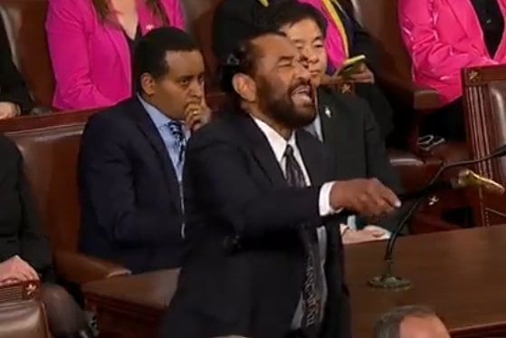 テキサス州議員アル・グリーンは、トランプで叫んだ後、家の部屋から撤去した