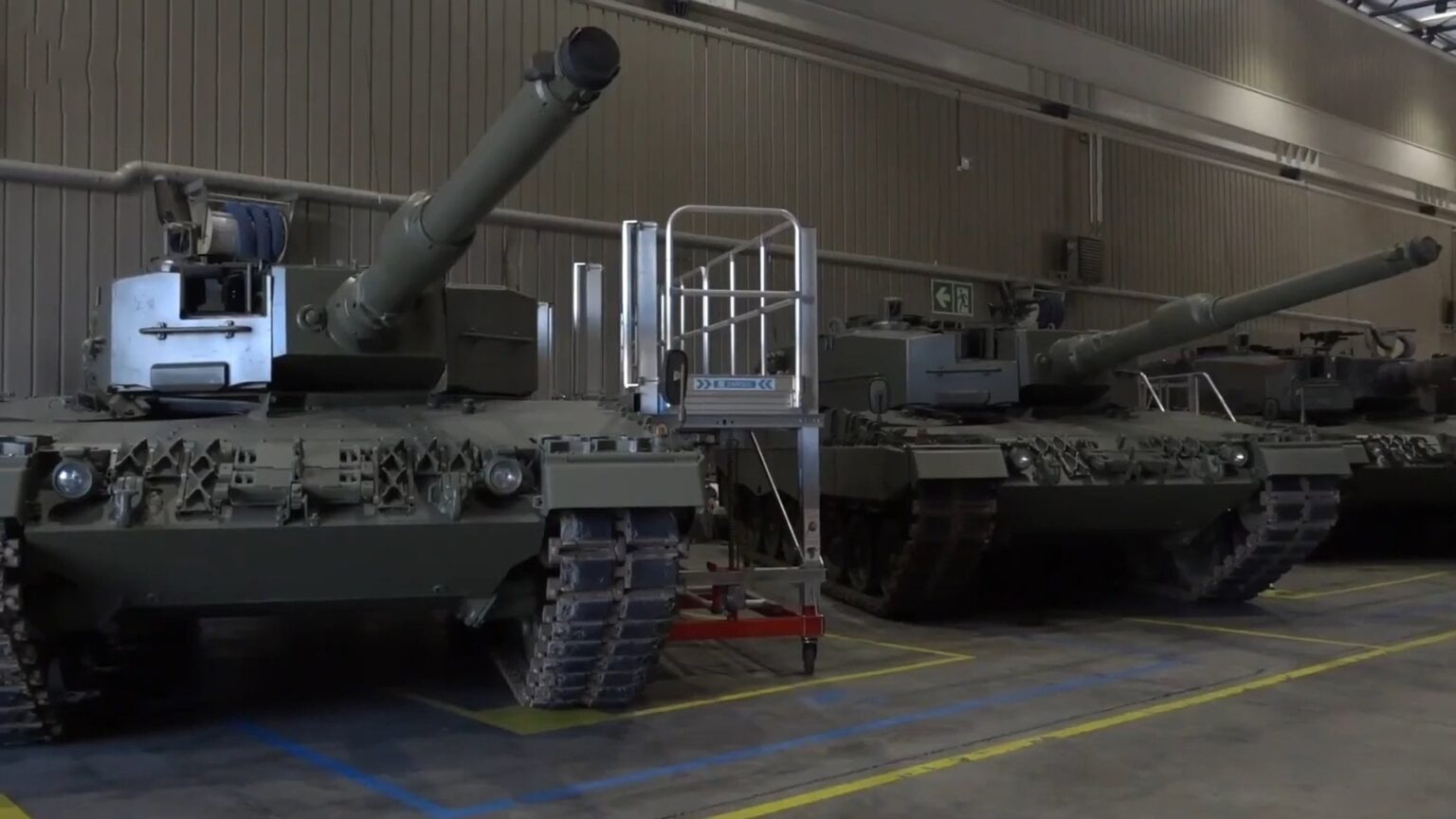 ヒョウタンクとPZH 2000ウクライナのhowitzer