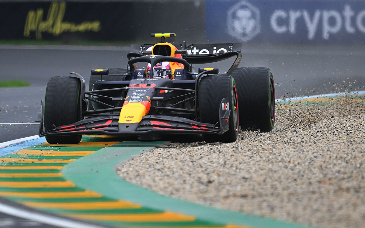 コースを外れグラベルにホイールを落とすリアム・ローソン（レッドブル）、2025年3月16日(日) F1オーストラリアGP決勝（アルバート・パーク・サーキット）