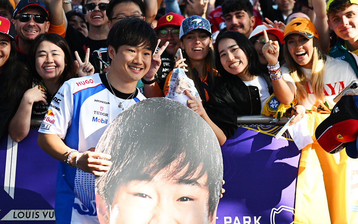 フリー走行前にファンと交流する角田裕毅（レーシング・ブルズ）、2025年3月14日(金) F1オーストラリアGPフリー走行（アルバート・パーク・サーキット）