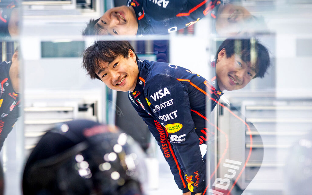ミルトン・キーンズでレッドブル・レーシングのシートフィッティングを受ける角田裕毅（レーシング・ブルズ）、2025年3月27日(木)