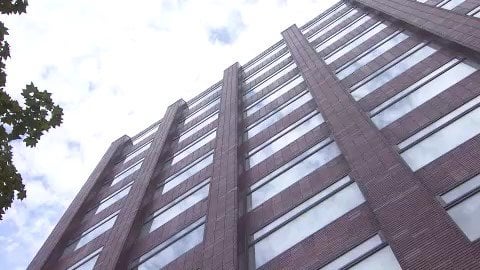 「いいかげんにしなさい！」授業中に教室を飛び出し走り回る男子児童2人の頭を叩いた小学校教師（61）が懲戒処分「ケガにつながる危険な行為を止めたかった。感情のコントロールができなかった」北海道教育委員会