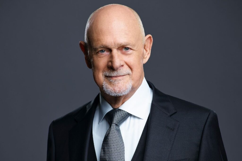なぜパラダイスの俳優ジェラルド・マクラニーはまだ77で引退しないのか - 彼の妻デルタ・バークとは異なり、「それはできない」