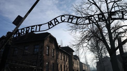 イスラエルの学生は、アウシュヴィッツでナチスの敬礼でポーランドで逮捕されました