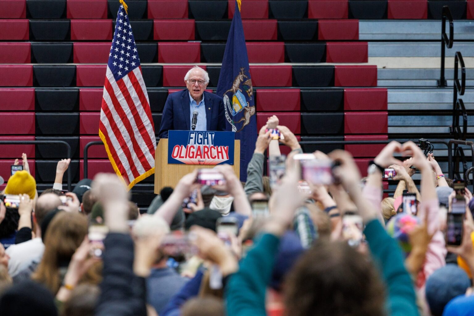 バーニー・サンダースは「戦いのoligarchy」ラリーのために10,000人の支持者をウォーレンに引き寄せる