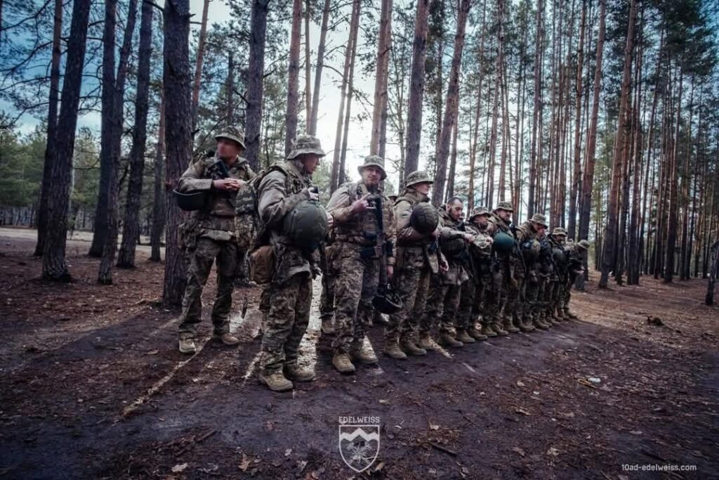 ウクライナ軍の第10山暴行旅団「エデルワイス」の一部になった新しいボランティア。