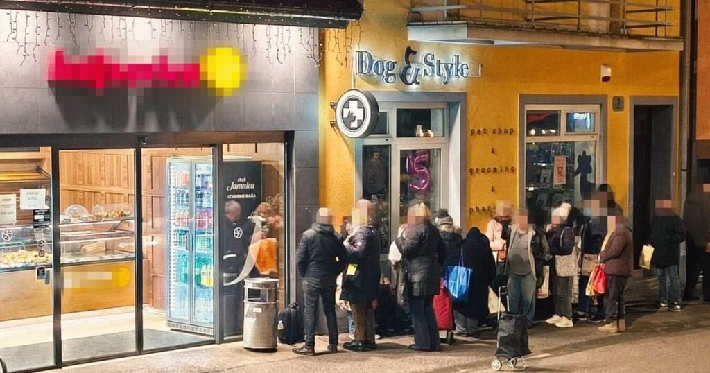 小さなベーカリーは、空腹のパンを分割します。私たちは夕食の唯一の希望である人々と並んでいます