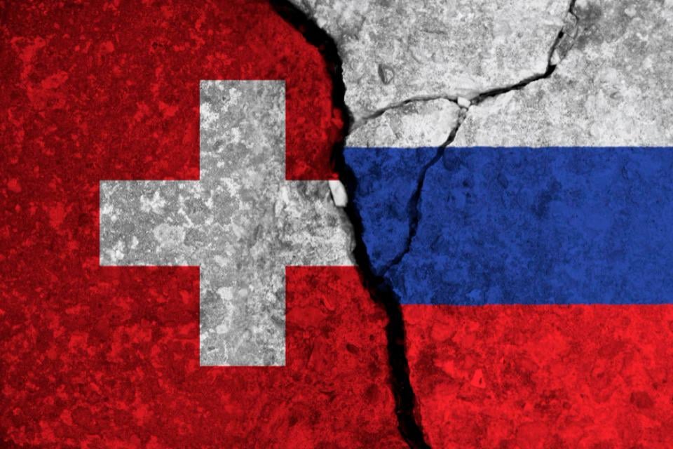スイスの機械は、ロシアの武器生産に貢献しています。スイスの公共放送局SRFによる調査によると、スイスの機械はロシアでカラシニコフやその他の武器を製造するために使用されており、いくつかのメーカーは制裁を回避する方法を見つけました。