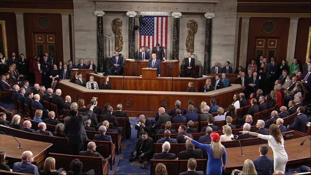 アル・グリーン議員は家の床から護衛されます