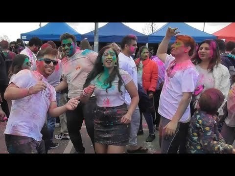 ヒンズー教徒は、ダブリンで色の祭りであるホーリーを祝います