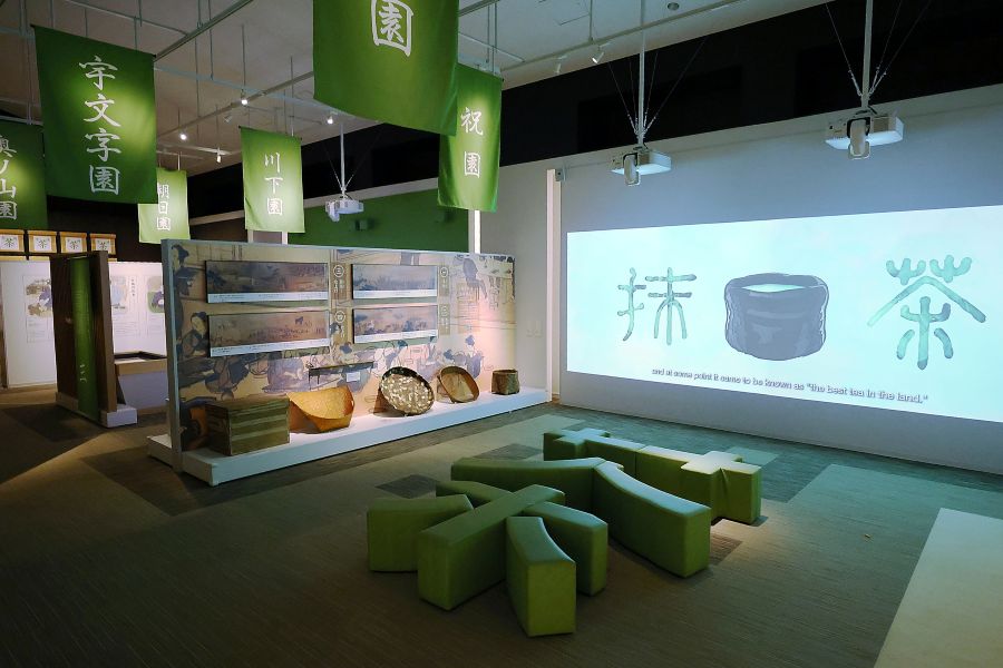 「茶」の形のソファーはインパクト大