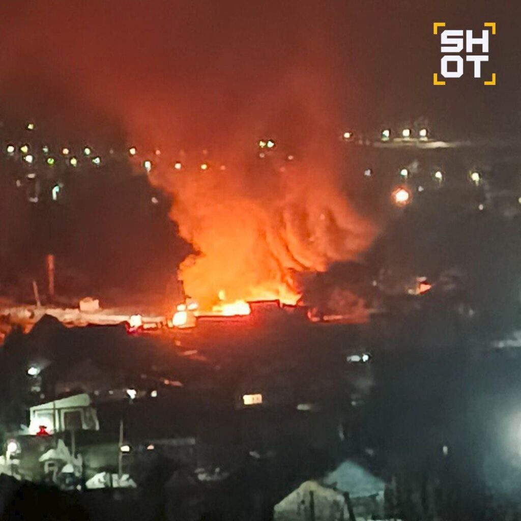 未知の人がゴルノ・アルタスク（ロシア）の変電所に火をつけました - その結果、都市の一部は電気なしに残されました。 2025年3月20日